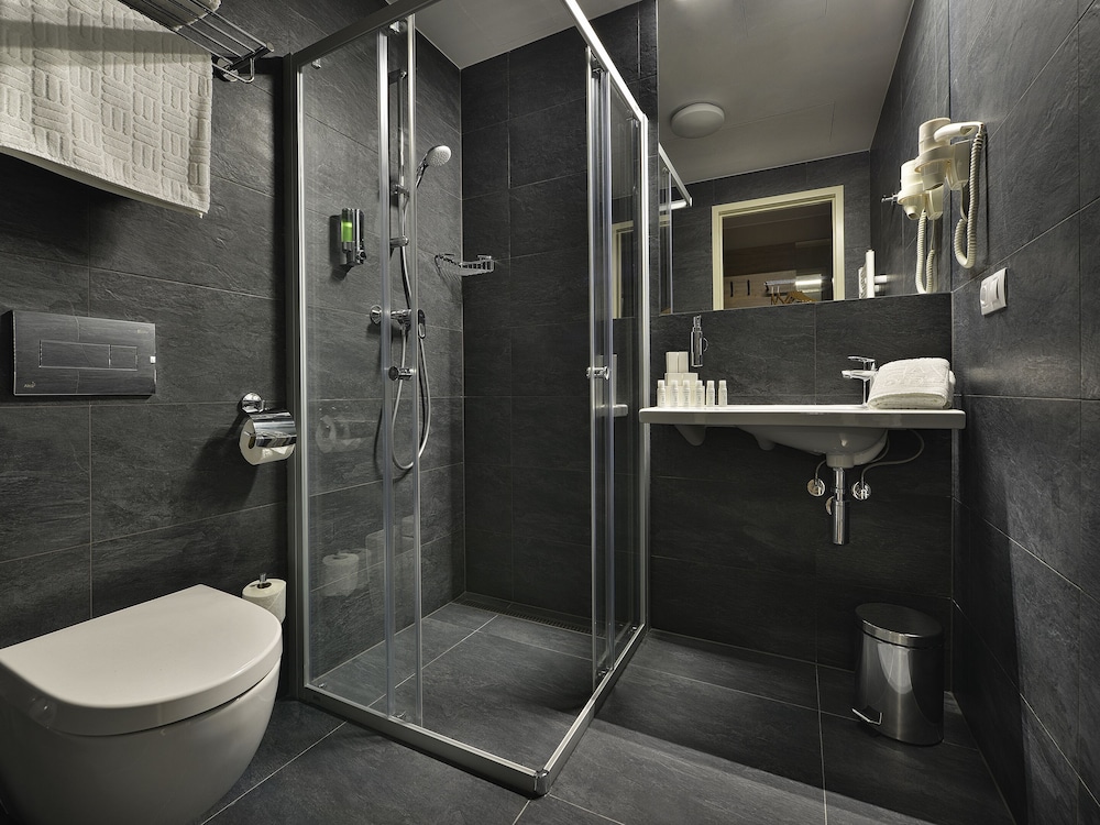 ea hotel new town