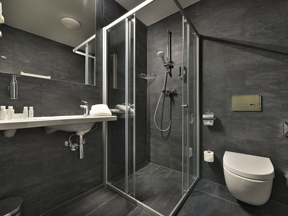 ea hotel new town