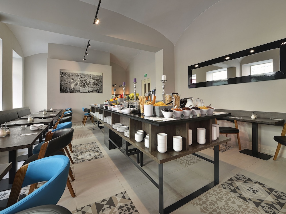 ea hotel new town