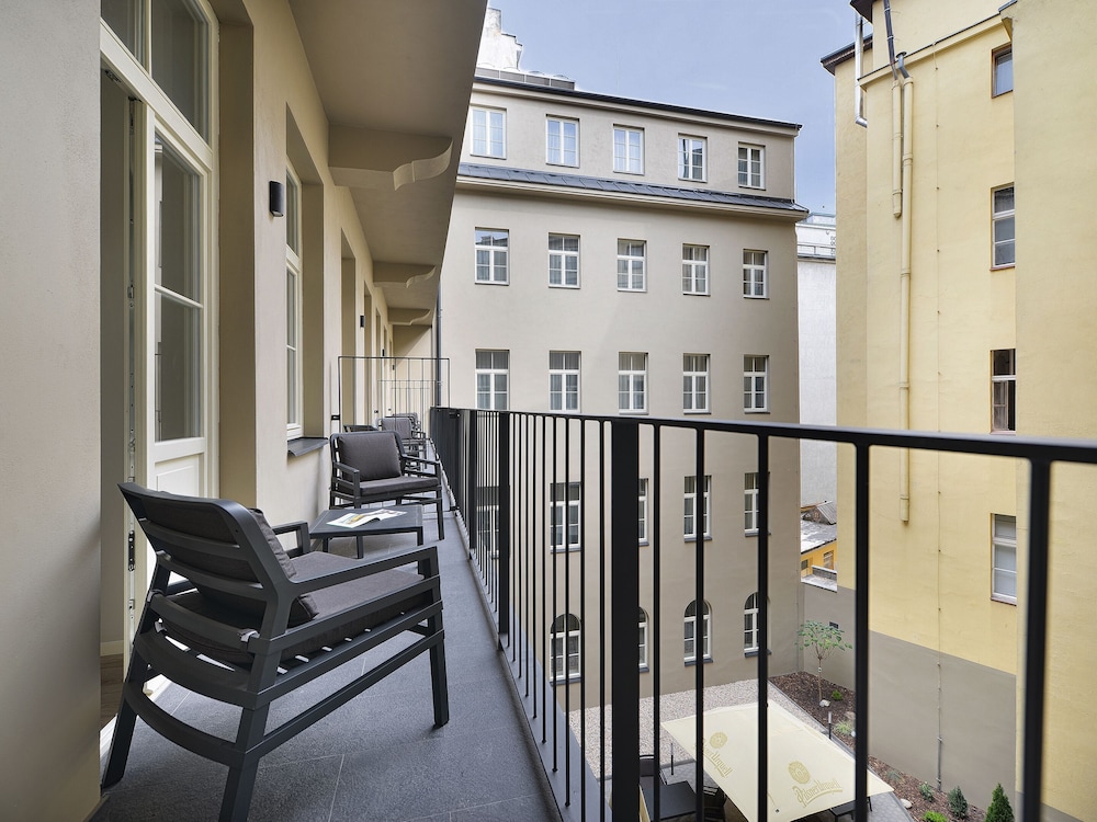 ea hotel new town