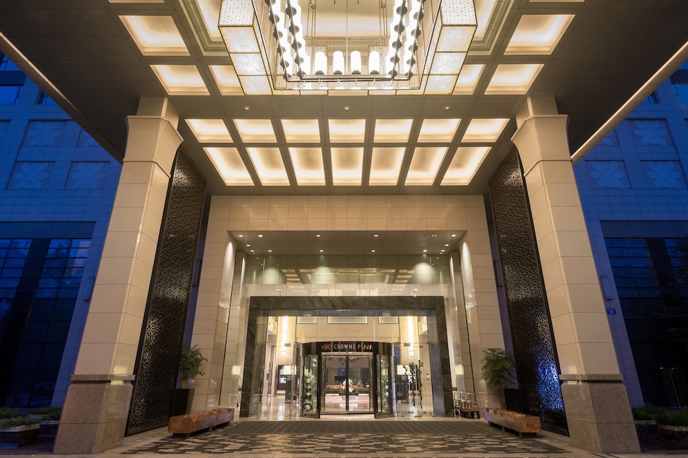 crowne plaza chengdu panda garden by ihg near panda base