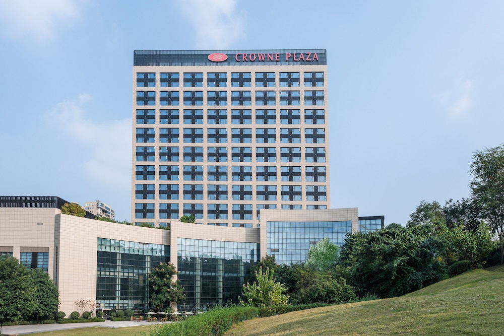 crowne plaza chengdu panda garden by ihg near panda base