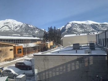 canmore hotel hostel