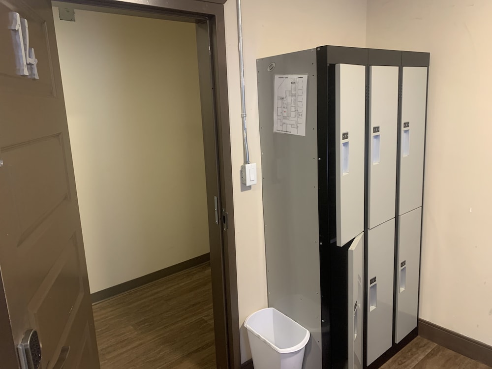 canmore hotel hostel