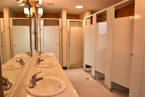 canmore hotel hostel