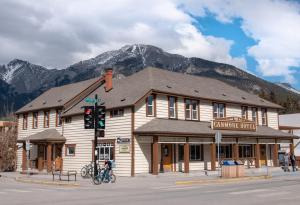canmore hotel hostel