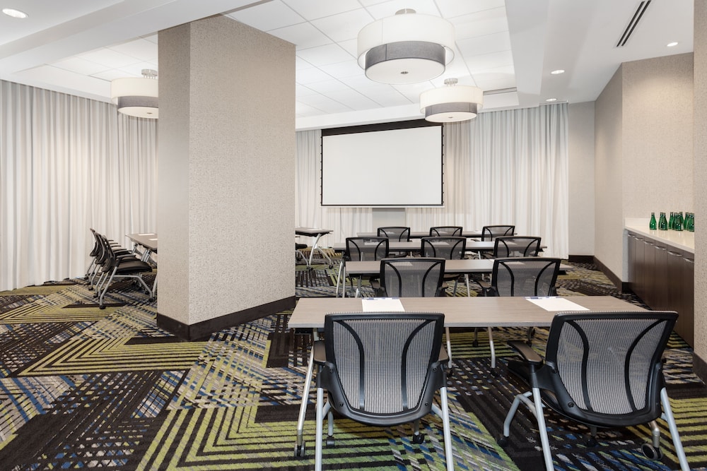 holiday inn express and suites ottawa downtown east