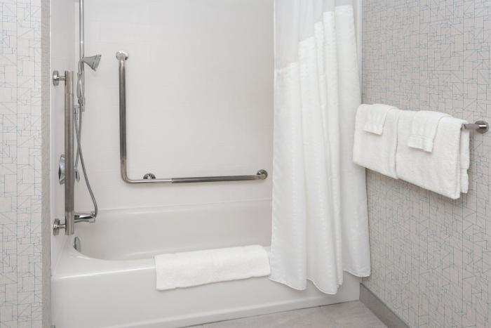 holiday inn express and suites ottawa downtown east