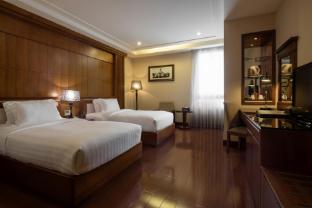 nhat ha lopera hotel