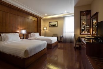 nhat ha lopera hotel