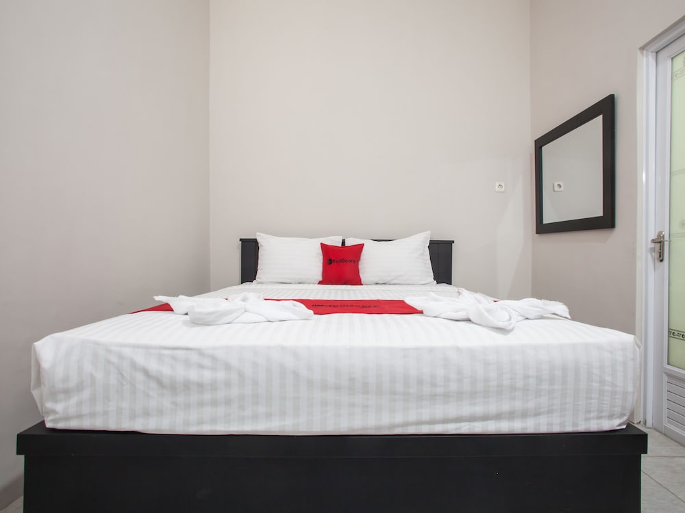 reddoorz plus near banyuwangi airport