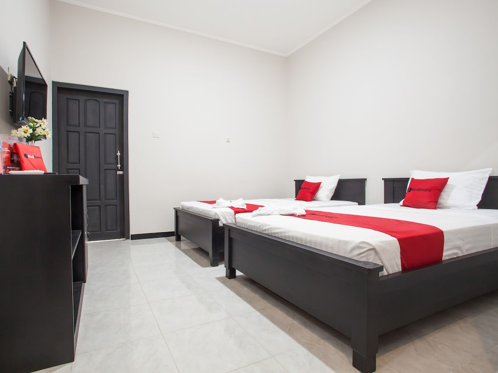 reddoorz plus near banyuwangi airport