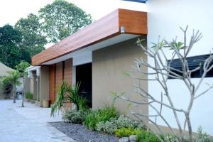 reddoorz plus near banyuwangi airport