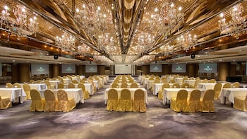 monarch plaza hotel