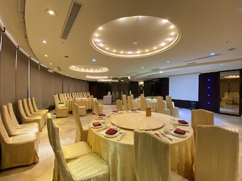 Monarch Plaza Hotel,Near Taoyuan Night Market,5 star