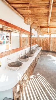 mad monkey gili trawangan hostel