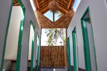 mad monkey gili trawangan hostel