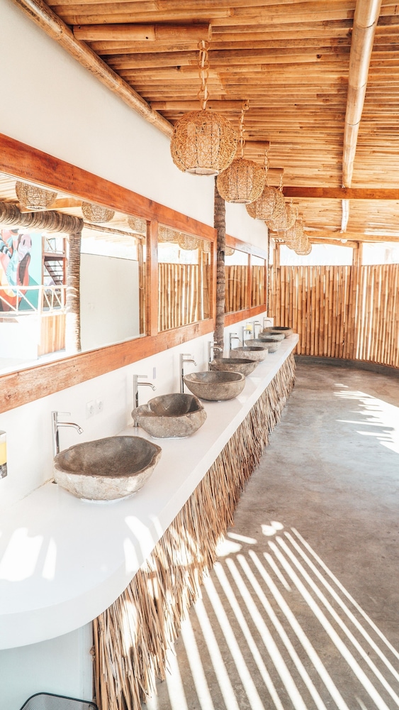 mad monkey gili trawangan hostel