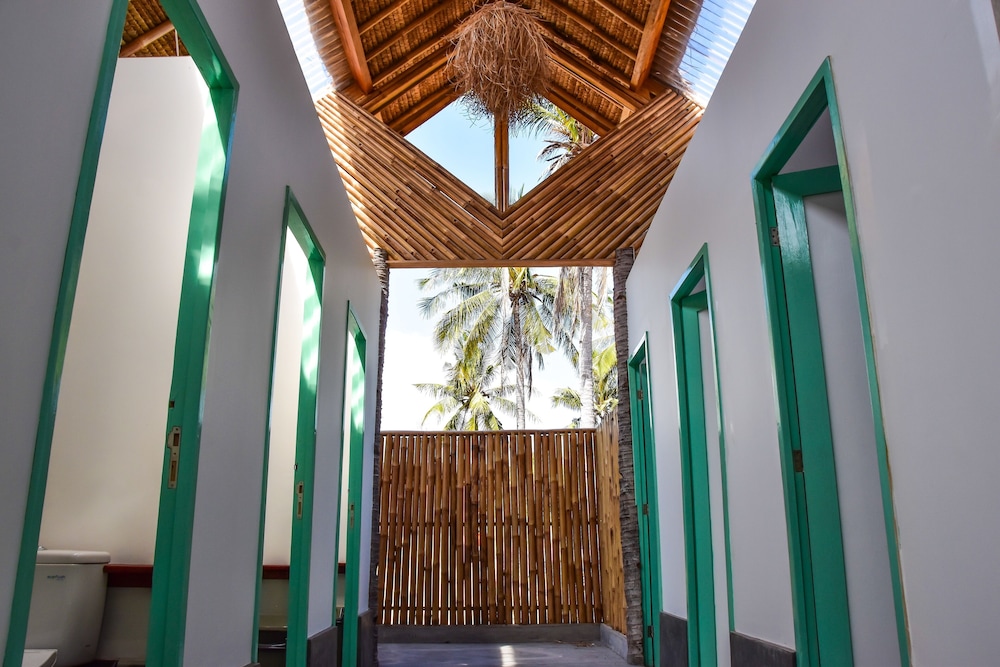 mad monkey gili trawangan hostel