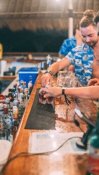 mad monkey gili trawangan hostel