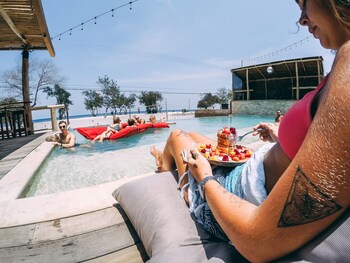 mad monkey gili trawangan hostel