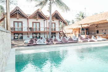 mad monkey gili trawangan hostel