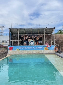 mad monkey gili trawangan hostel