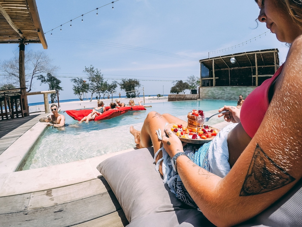 mad monkey gili trawangan hostel