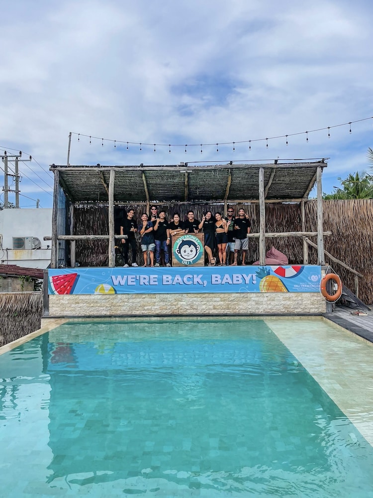 mad monkey gili trawangan hostel