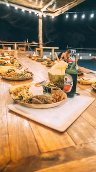 mad monkey gili trawangan hostel