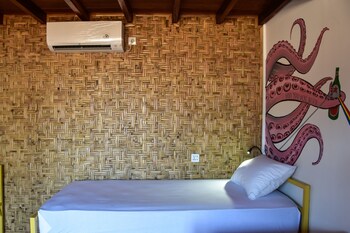 mad monkey gili trawangan hostel