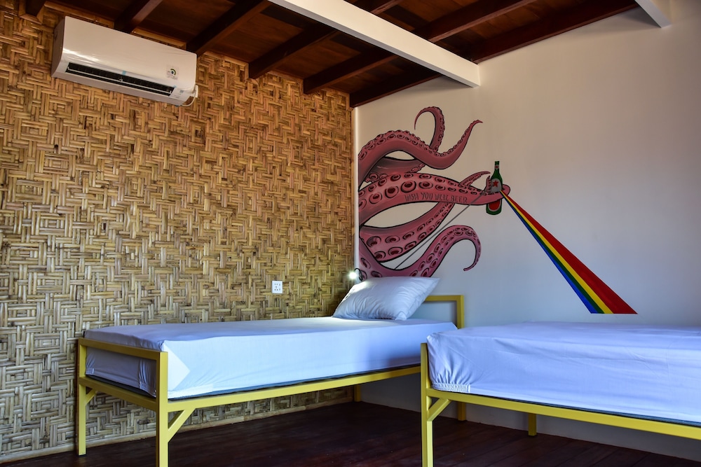 mad monkey gili trawangan hostel