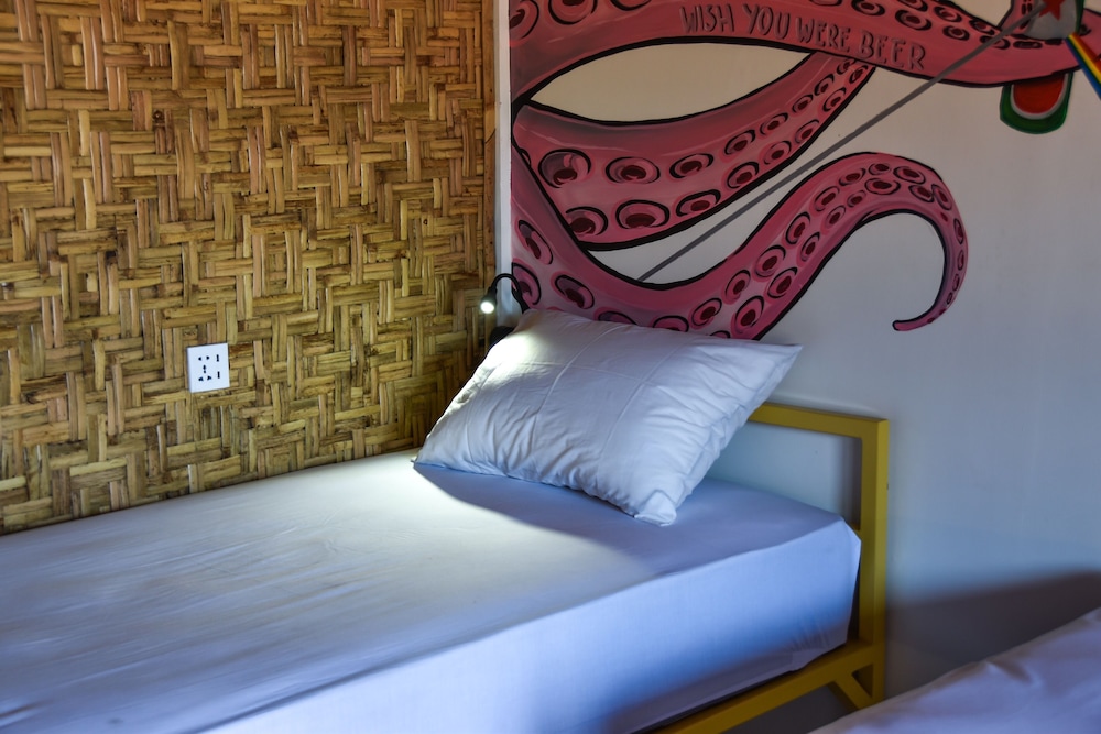 mad monkey gili trawangan hostel