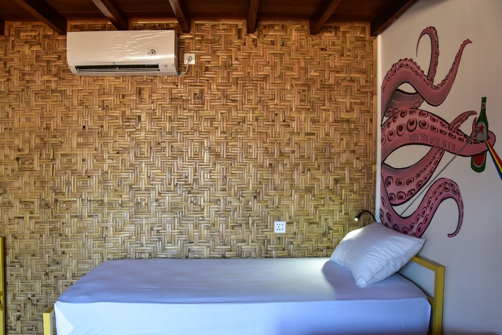 mad monkey gili trawangan hostel