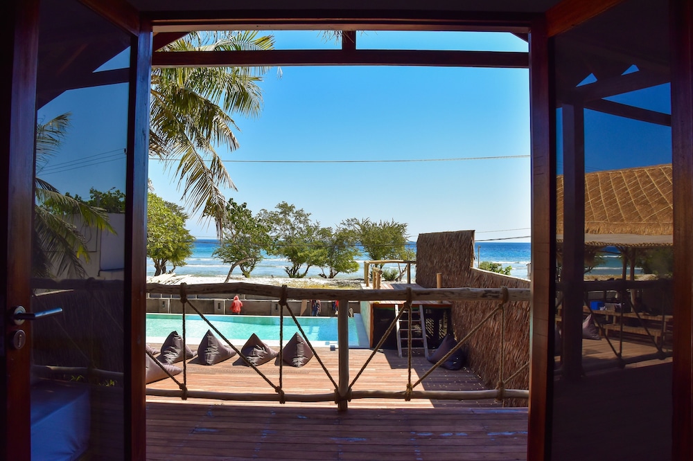 mad monkey gili trawangan hostel