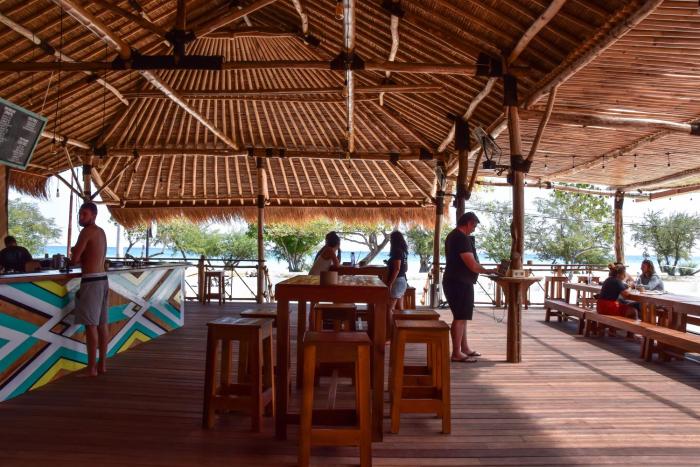 mad monkey gili trawangan hostel