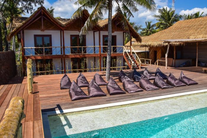 mad monkey gili trawangan hostel