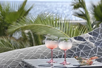 petinos beach hotel