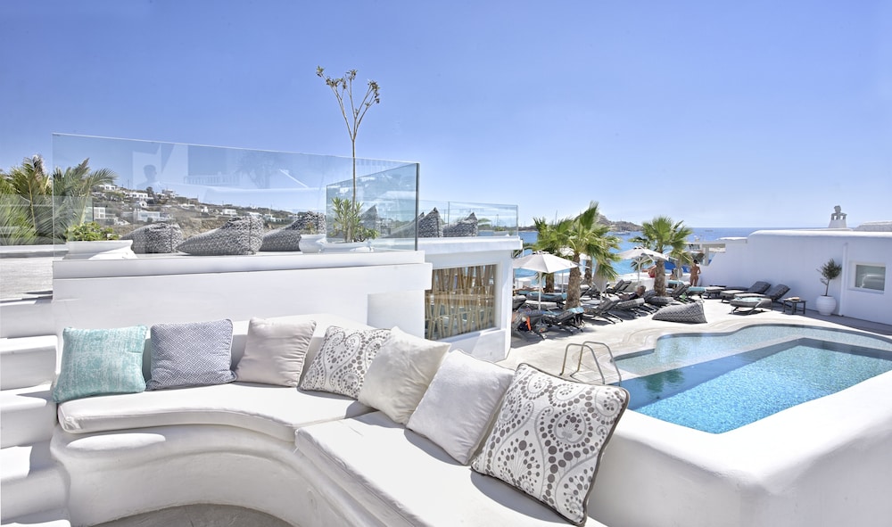petinos beach hotel