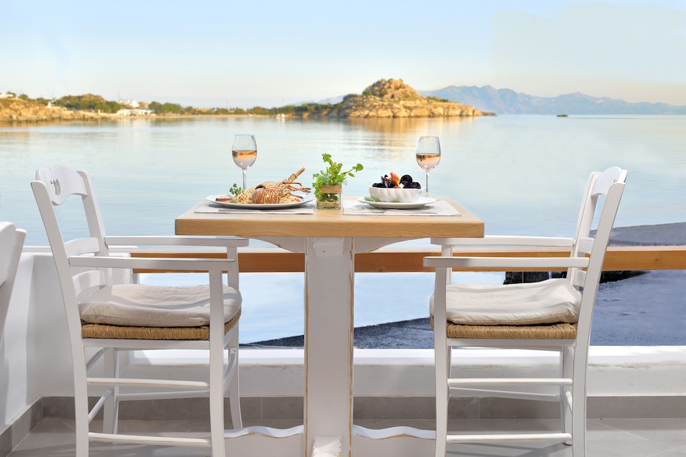 petinos beach hotel