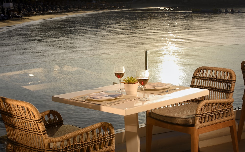 petinos beach hotel