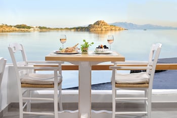 petinos beach hotel