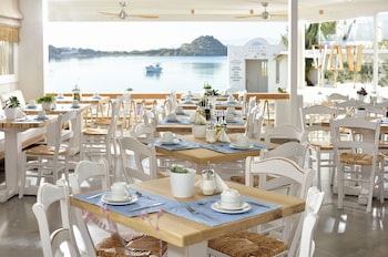 petinos beach hotel