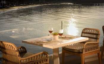 petinos beach hotel
