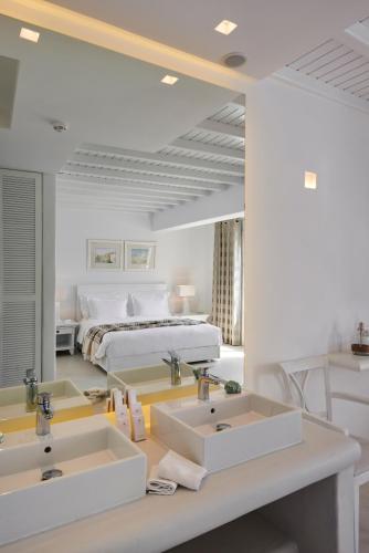 petinos beach hotel
