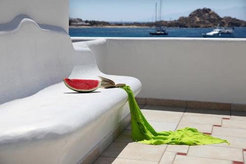 petinos beach hotel