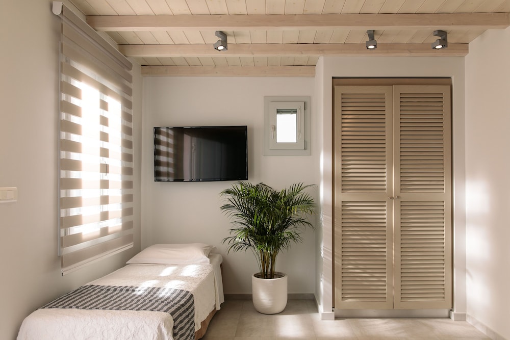 iria beach art hotel
