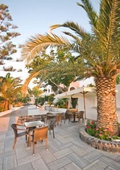 hotel makarios