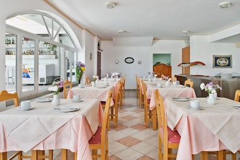 hotel makarios