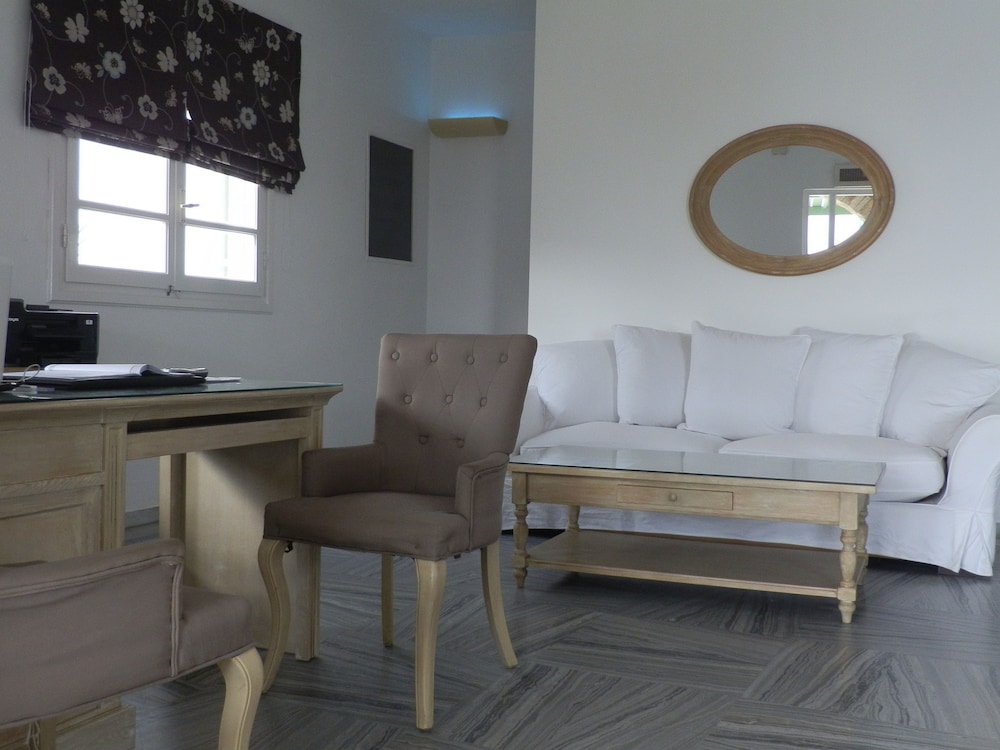 adonis hotel and apartments